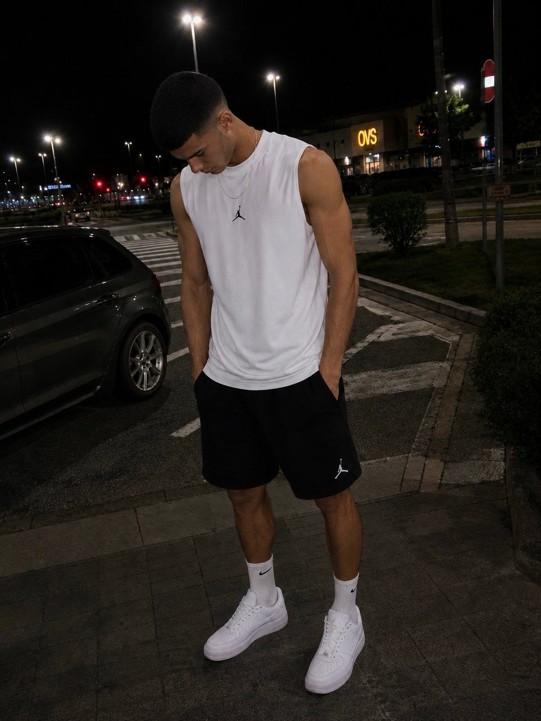 Look Air Jordan bianco e nero indossato di sera